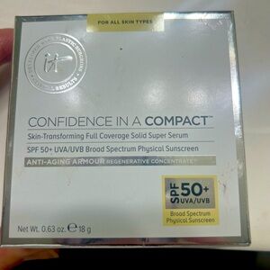 It Cosmetics! Confidence in a Compact (Tan)